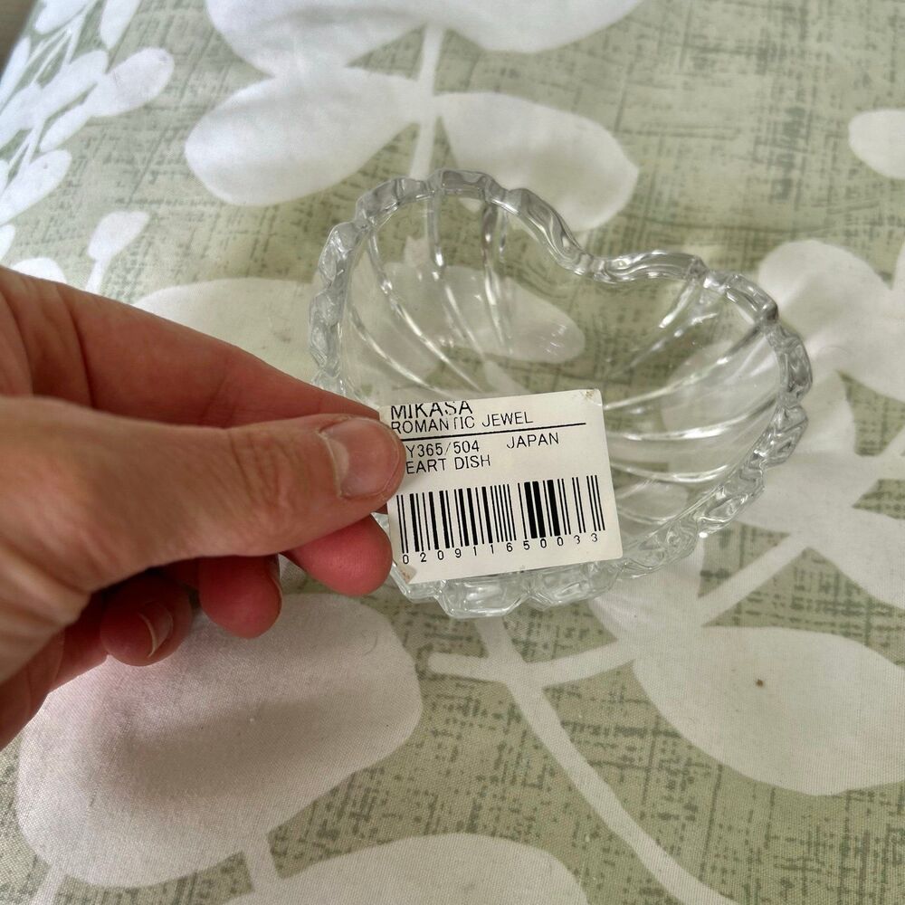 VTG Dainty Shiny Glass Heart Trinket Dish Mikasa Elegant Display - Picture 7 of 7
